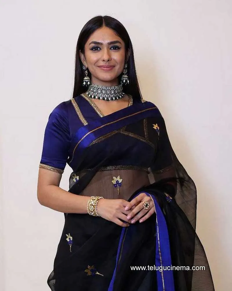 Mrunal Stills 26 12 22 001