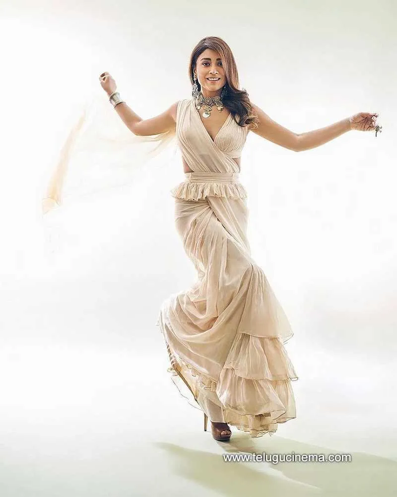Shriya Stills 040123 004