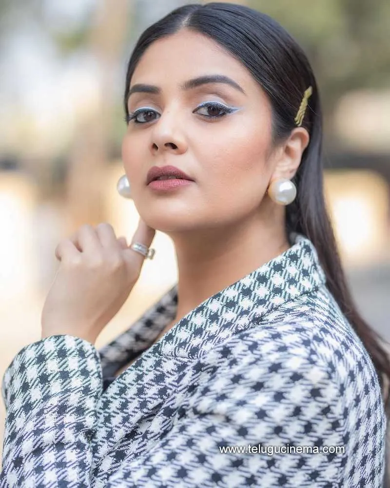 Sreemukhi Stills 010323 004