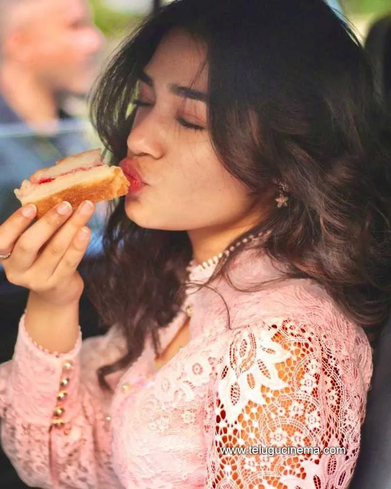 Kriti Stills 170423 001