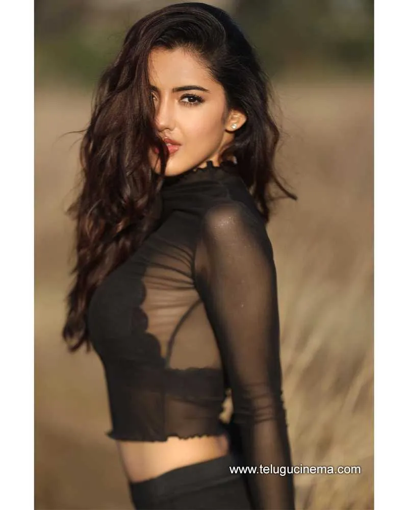 Malvika Stills 140423 001