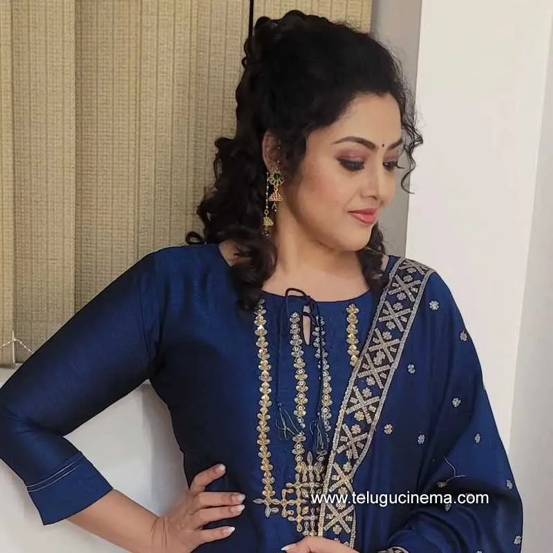 Meena Stills 180423 001