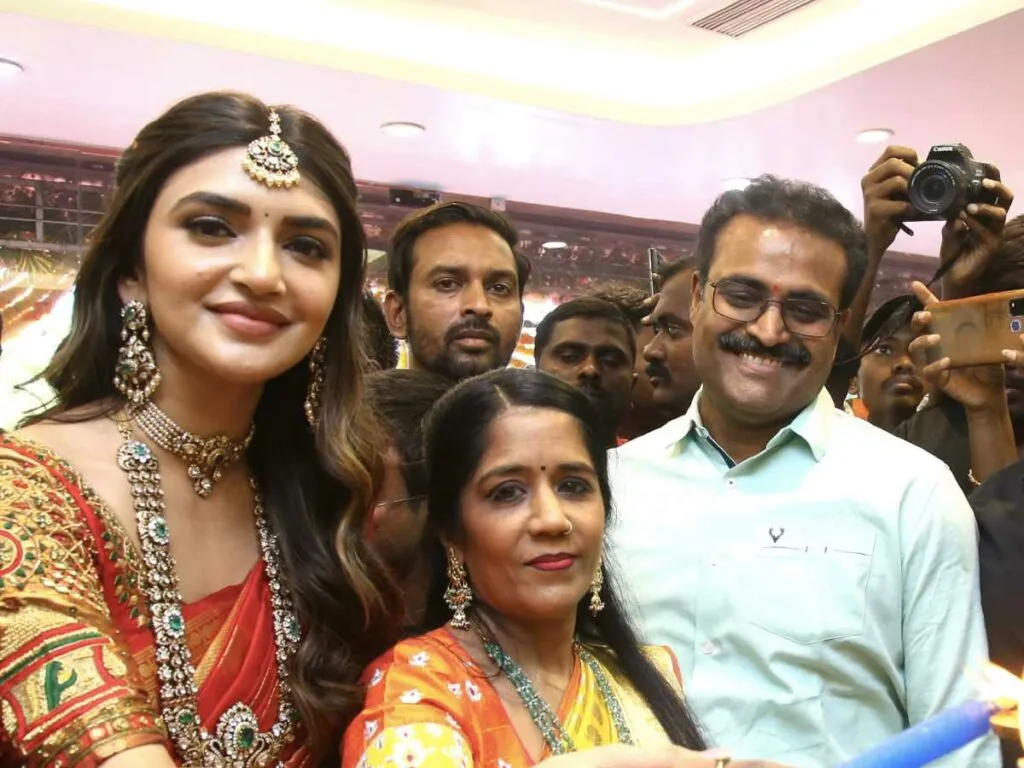 Sreeleela Cmrshowroom