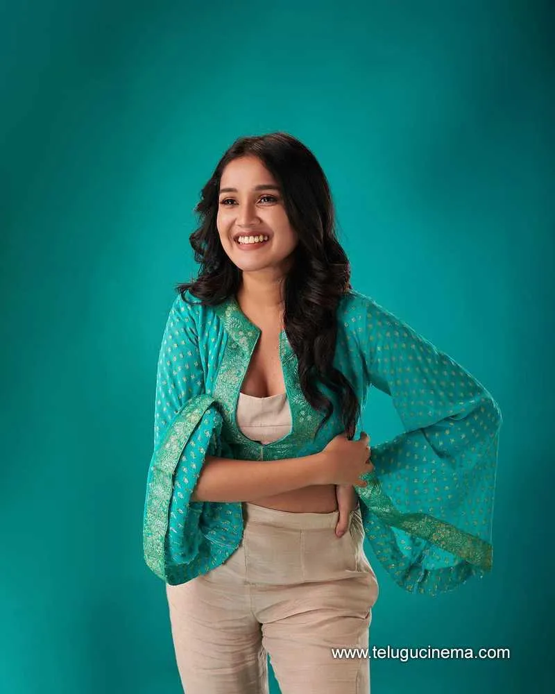 Anikha Stills131023 001