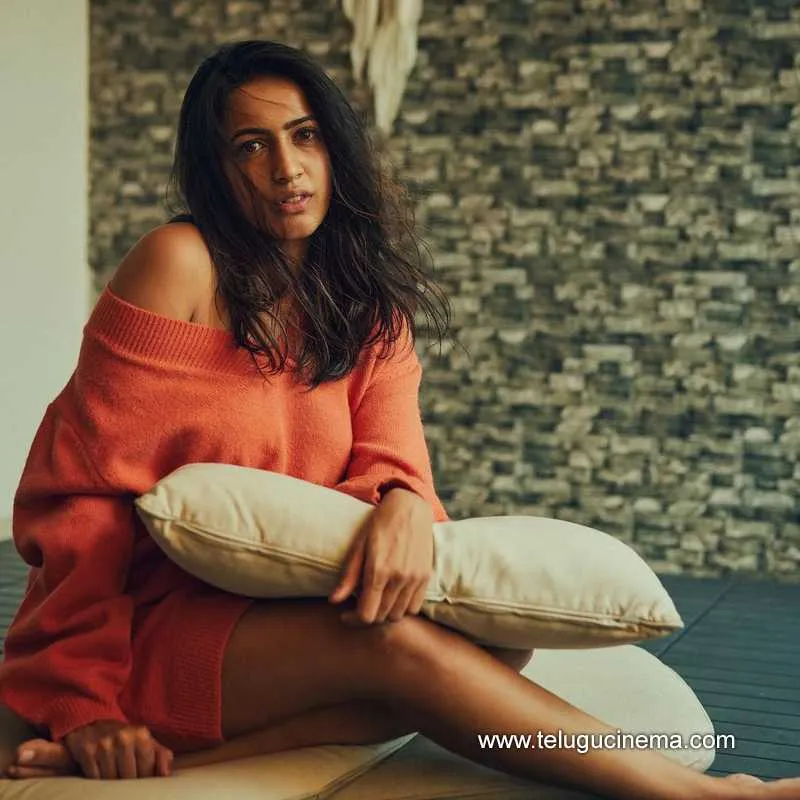 Niharika Stills101023 001