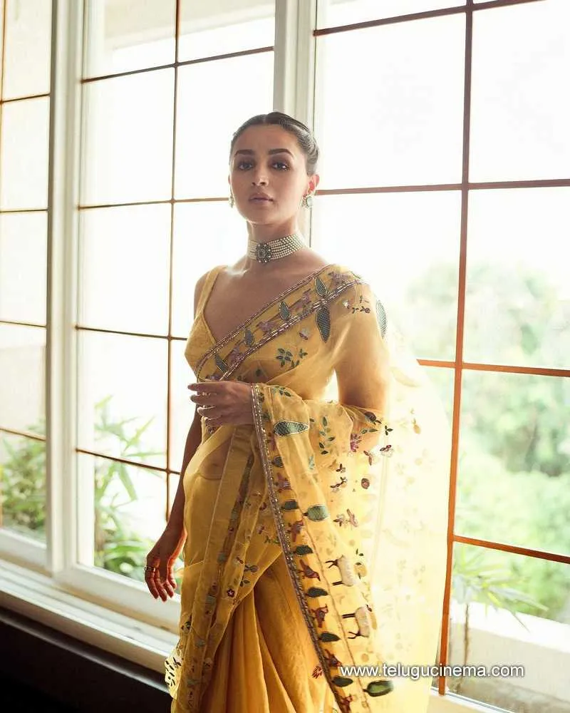 Alia Stills 16223 001