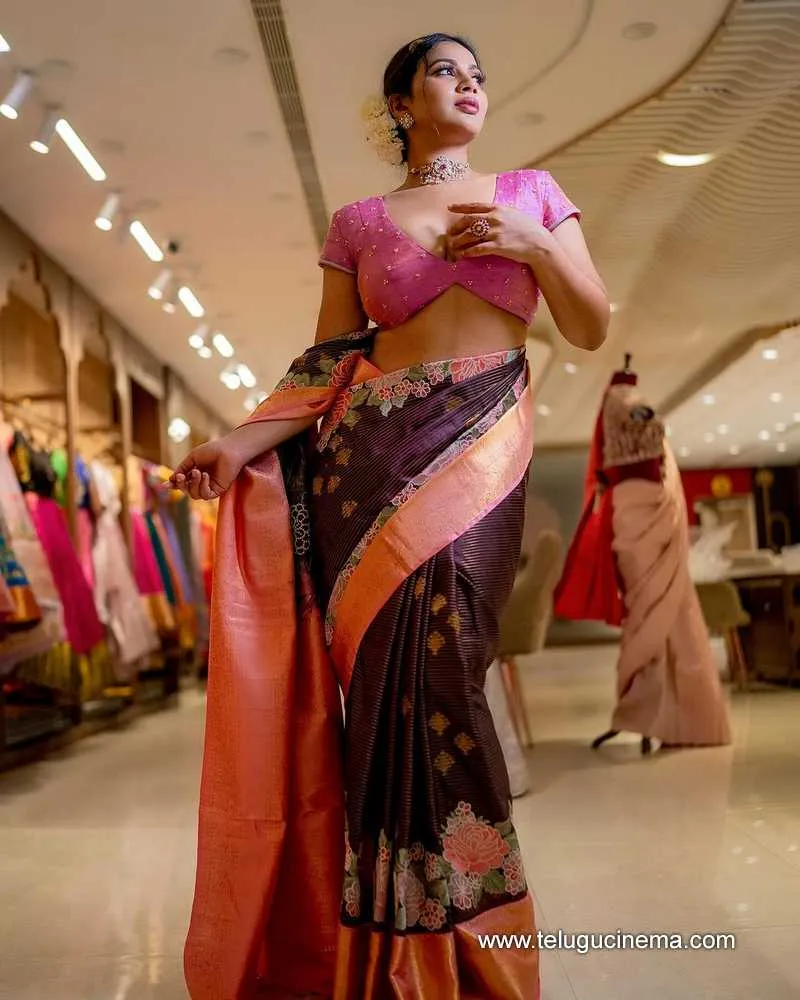 Inaya Stills 15223 001