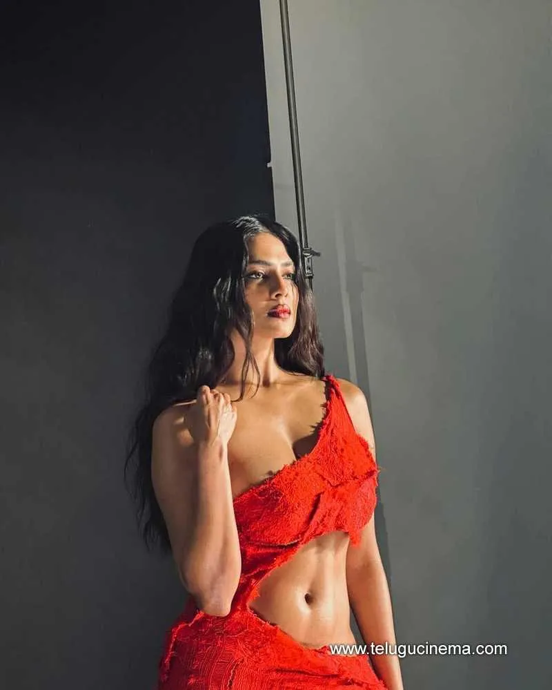 Malavika Stills 23223 001