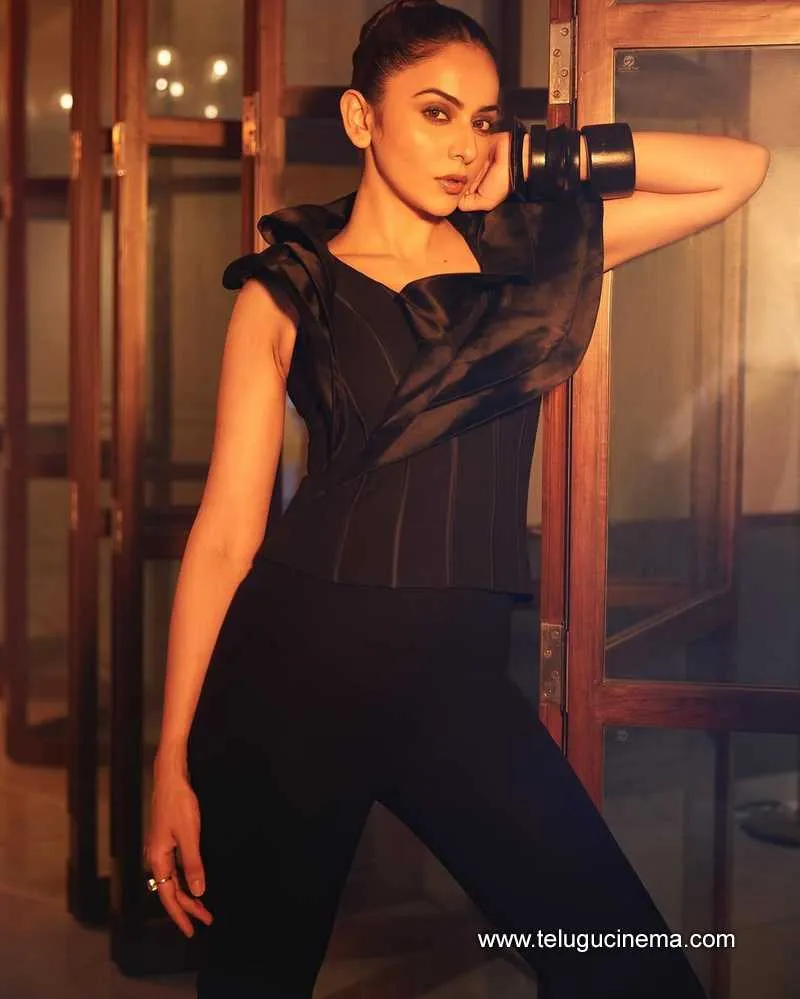 Rakul Stills 09223 001