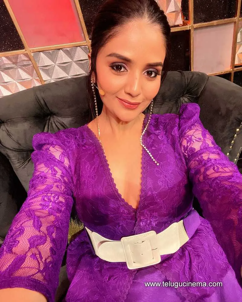 Sreemukhi Stills 09223 001