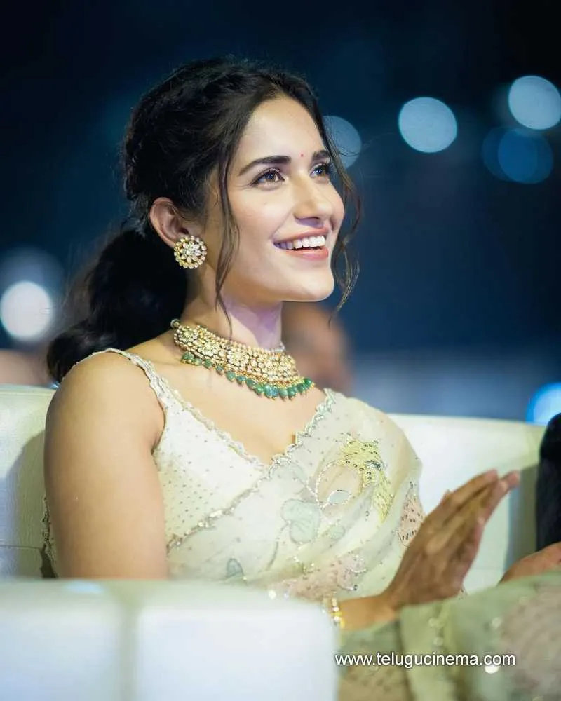 Ruhani Stills 120124 001