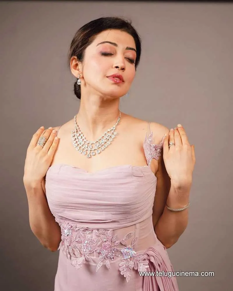Pranita Stills 15022400000002