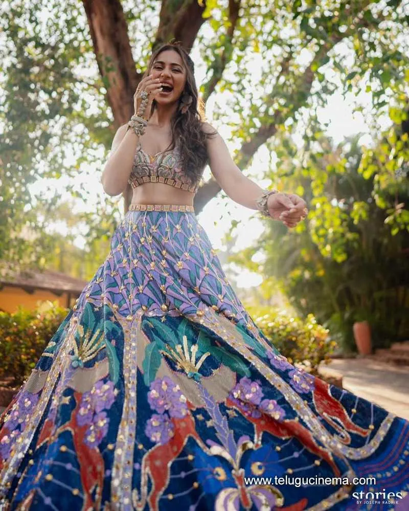 Rakul Stills 29022400000001