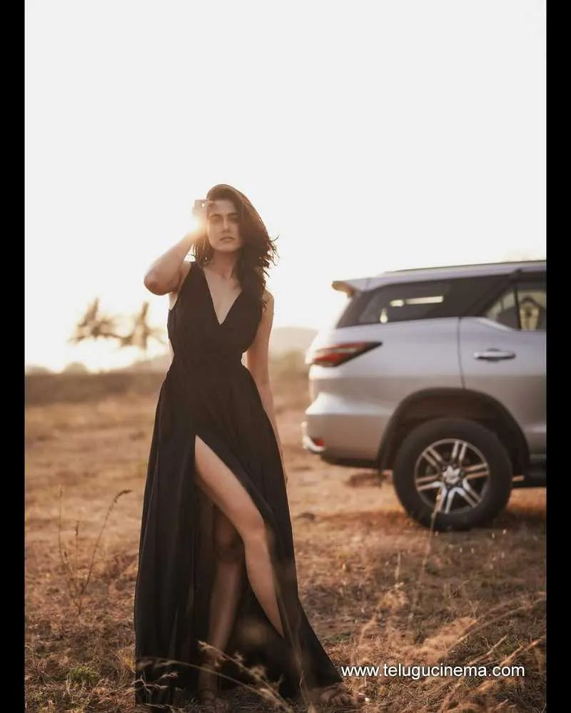 Simran Stills 23022400000001