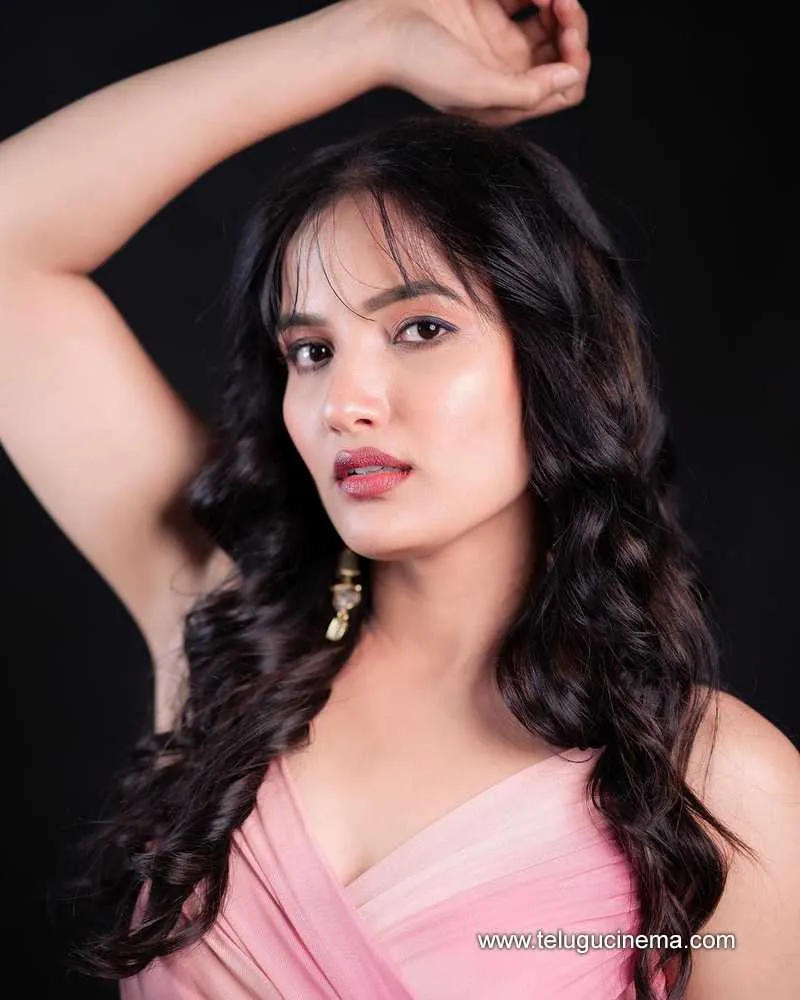 Siri Stills 18032400000001