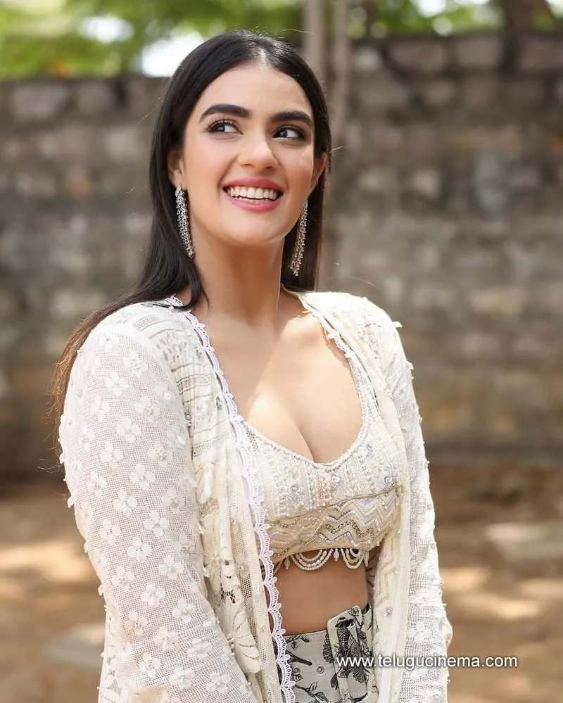 Kavyathapar Stills 110424 01