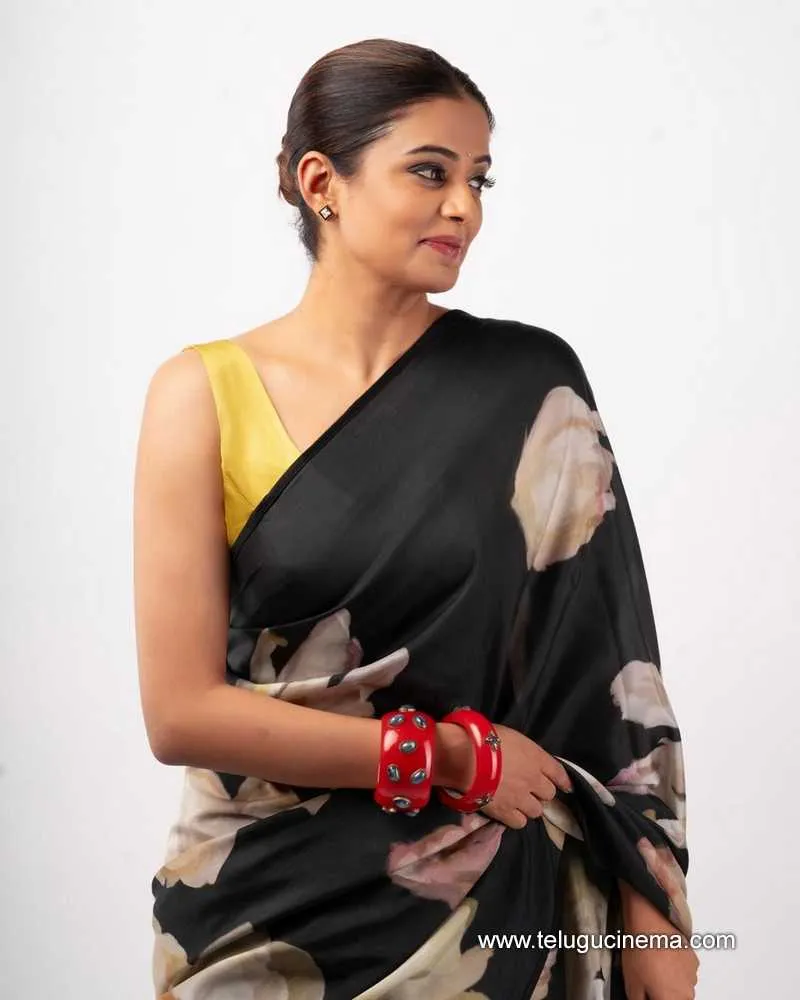 Priyamanii Stills 120424 01