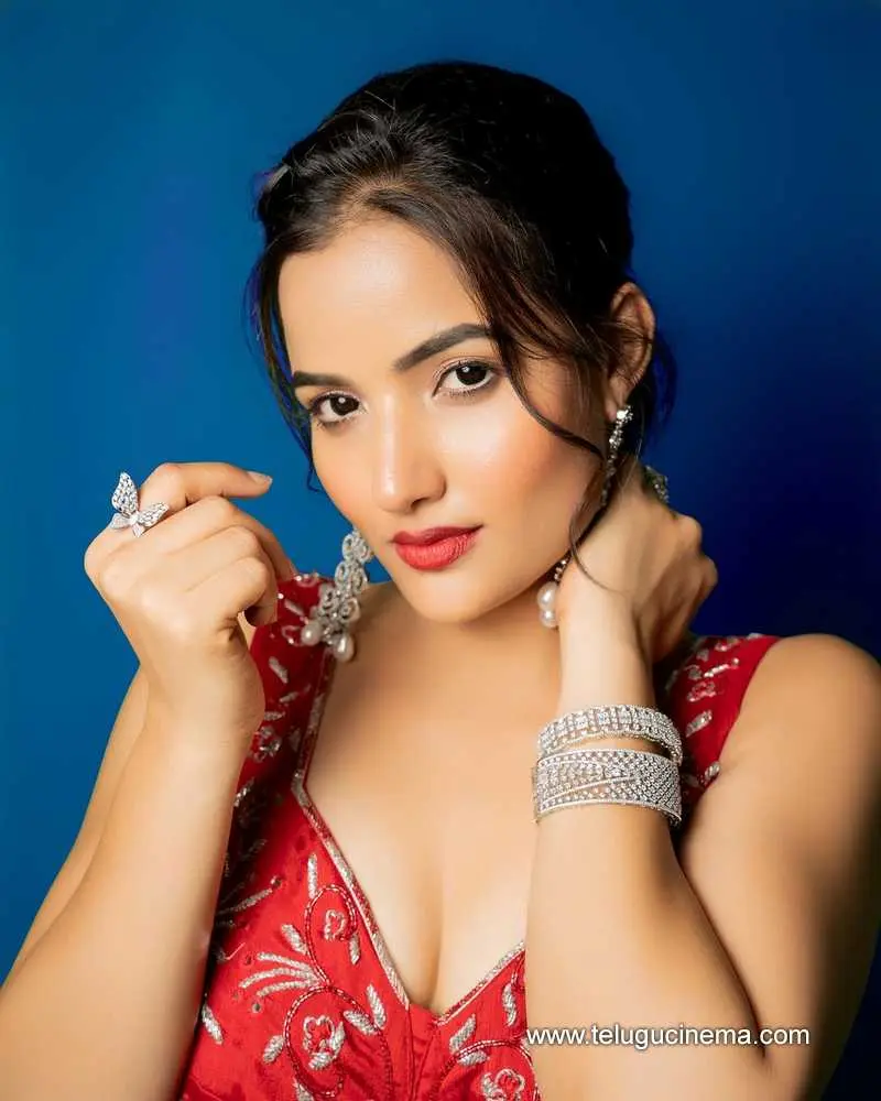 Siri Stills 210624 01