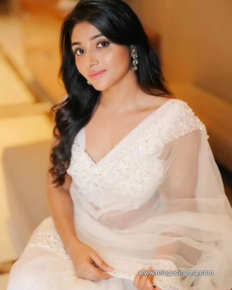 Mirrnaa Stills 160724 01