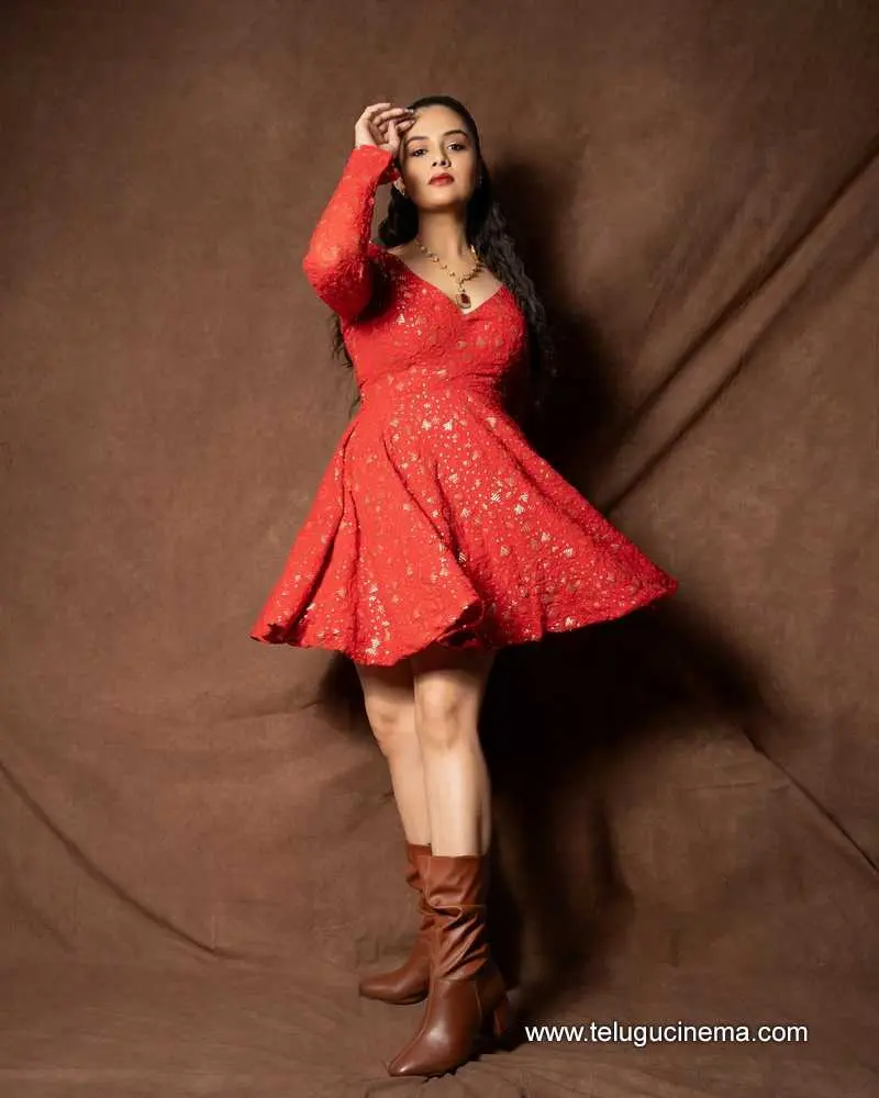 Sreemukhi Stills 160724 01