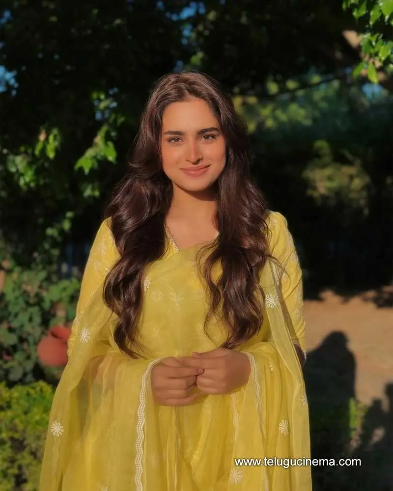 Ayesha Stills 041224 01