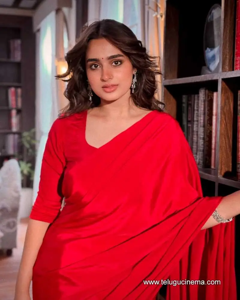 Ayesha Stills 301224 01