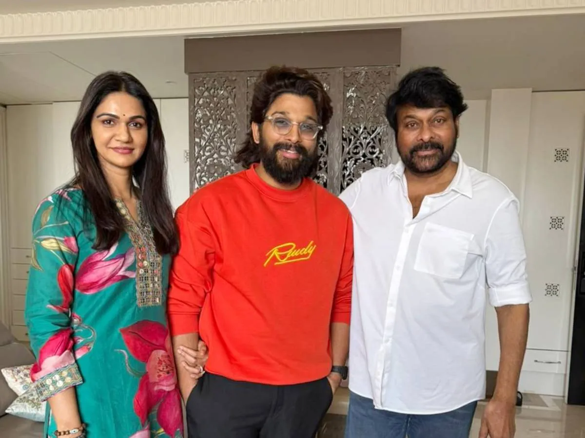Chiranjeevi with Allu Arjun and Sneha
