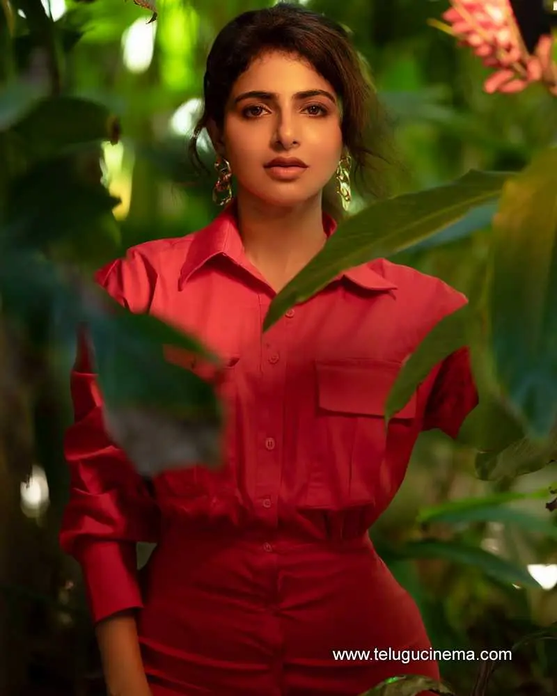 Iswarya Stills 251224 01