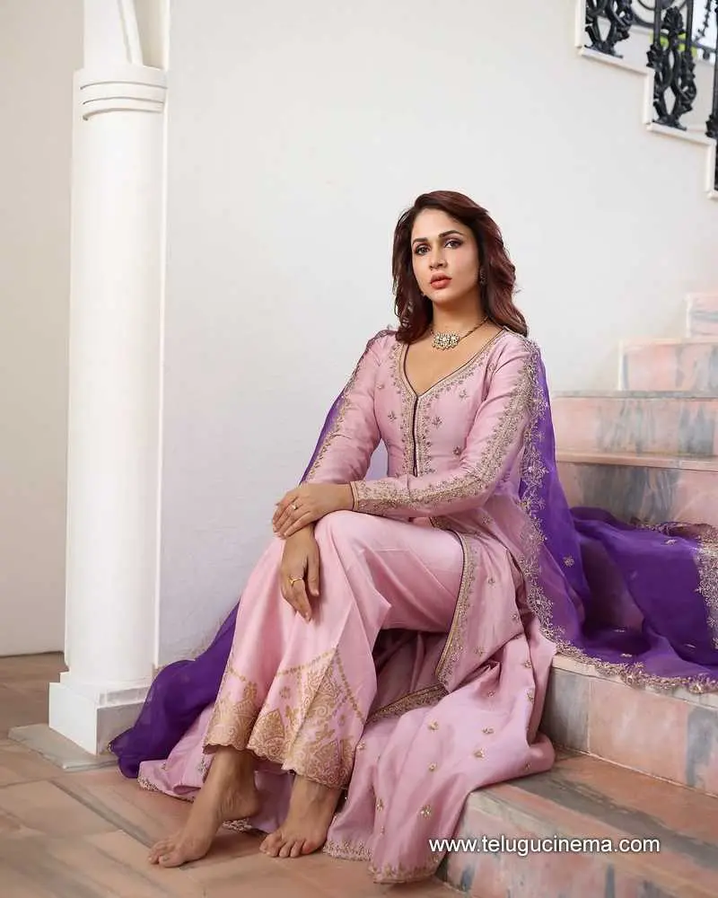 Lavanya Stills 101224 01