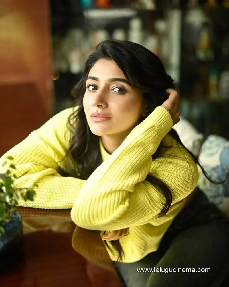 Mirrnaa Stills 041224 01