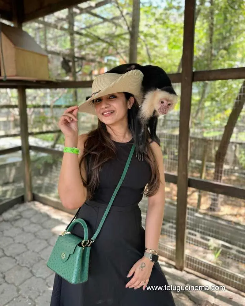 Trisha Stills 131224 01