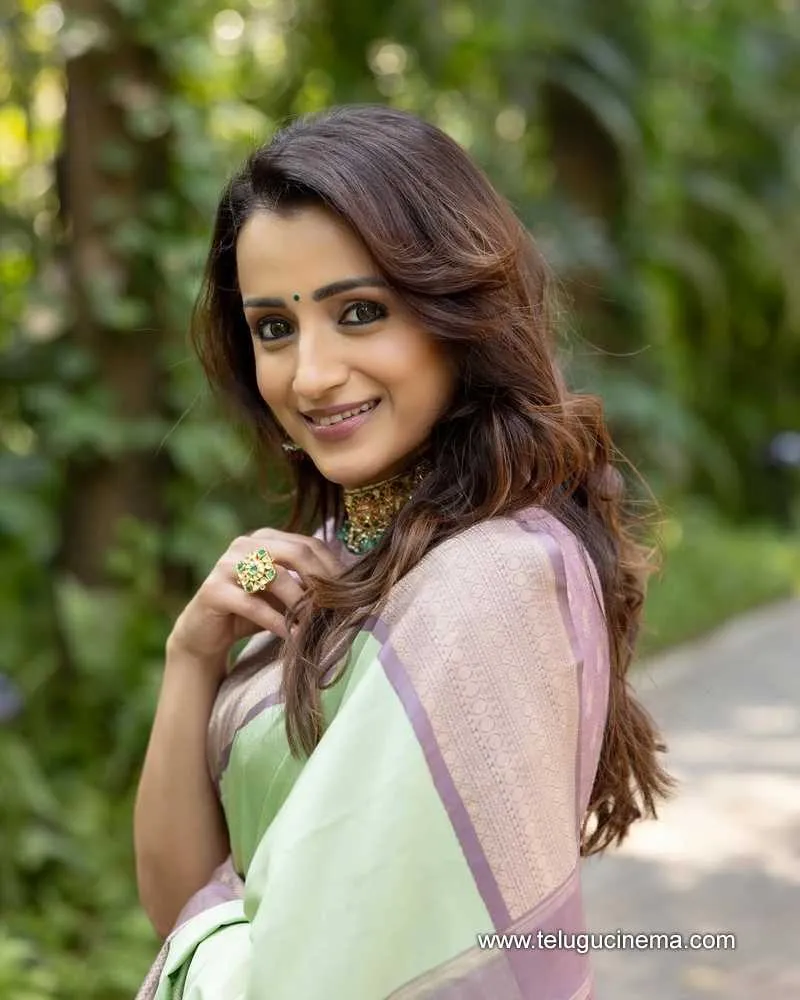 Trisha Stills 191224 01