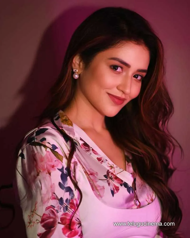 Priyanka Stilla 04012501
