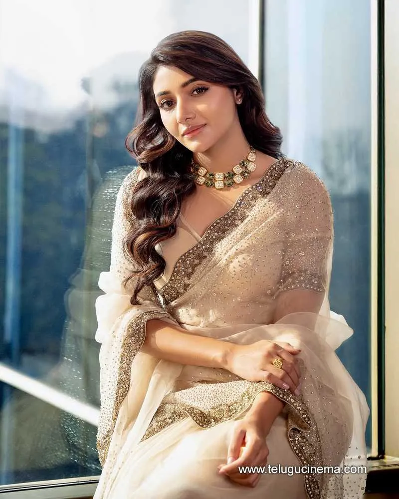 Mirrnaa Stills 08032501