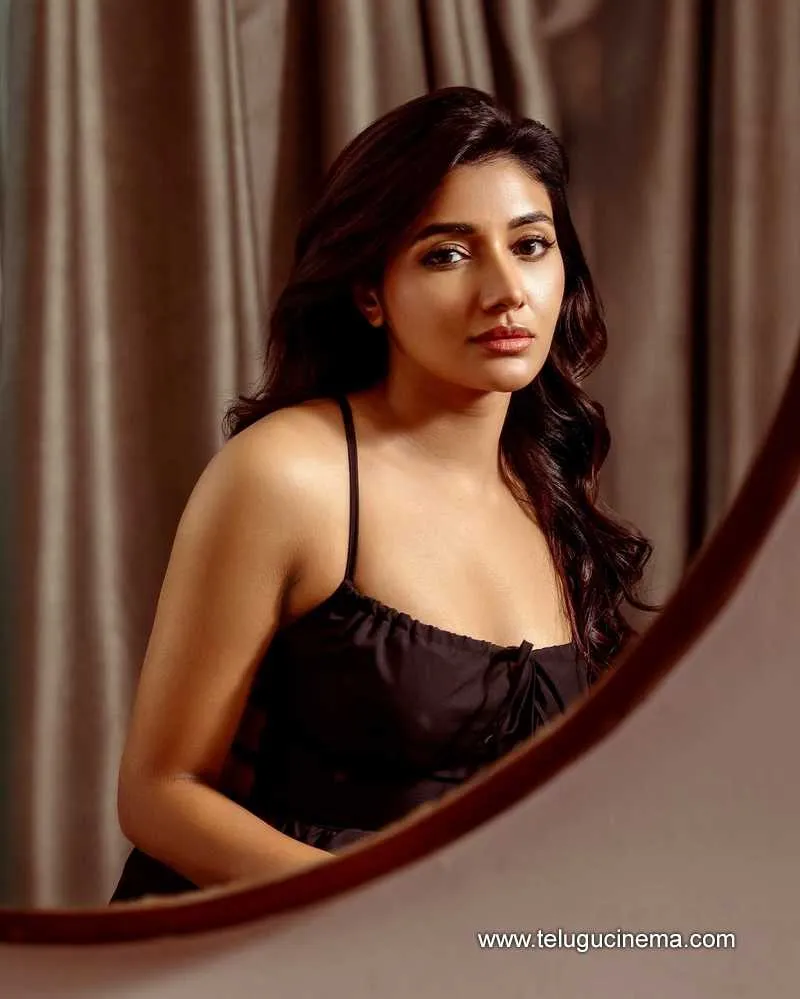 Mirrnaa Stills 13032501