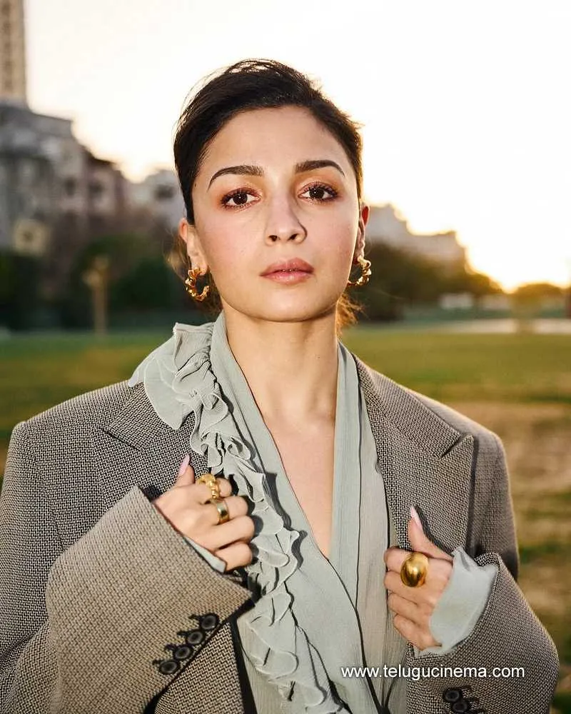 Alia Stills 03042501