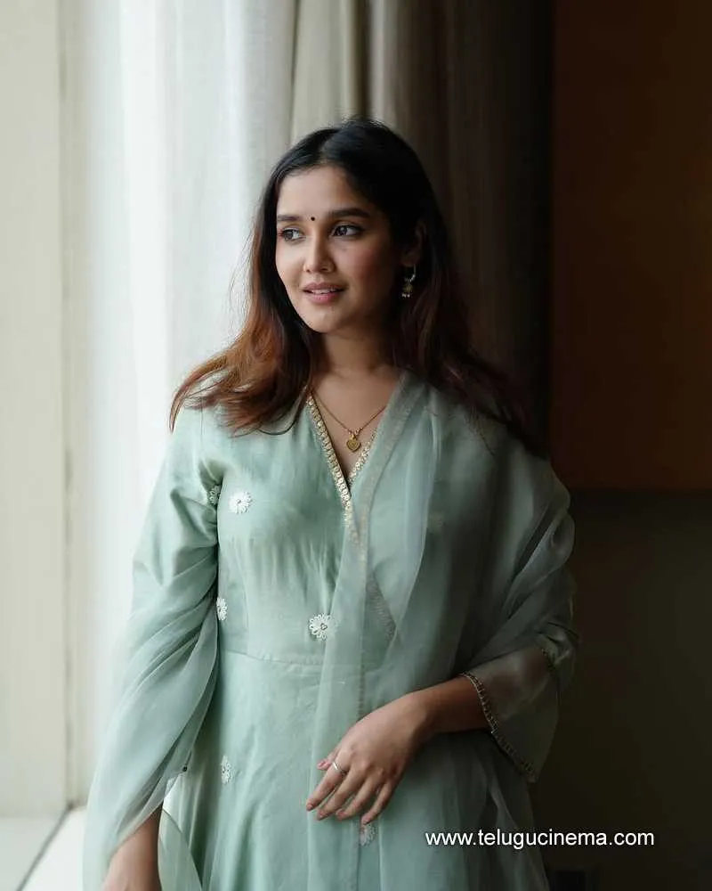Anikha Stills 01042501