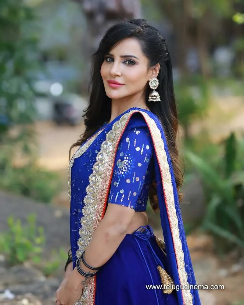Ashu Stills 17042501