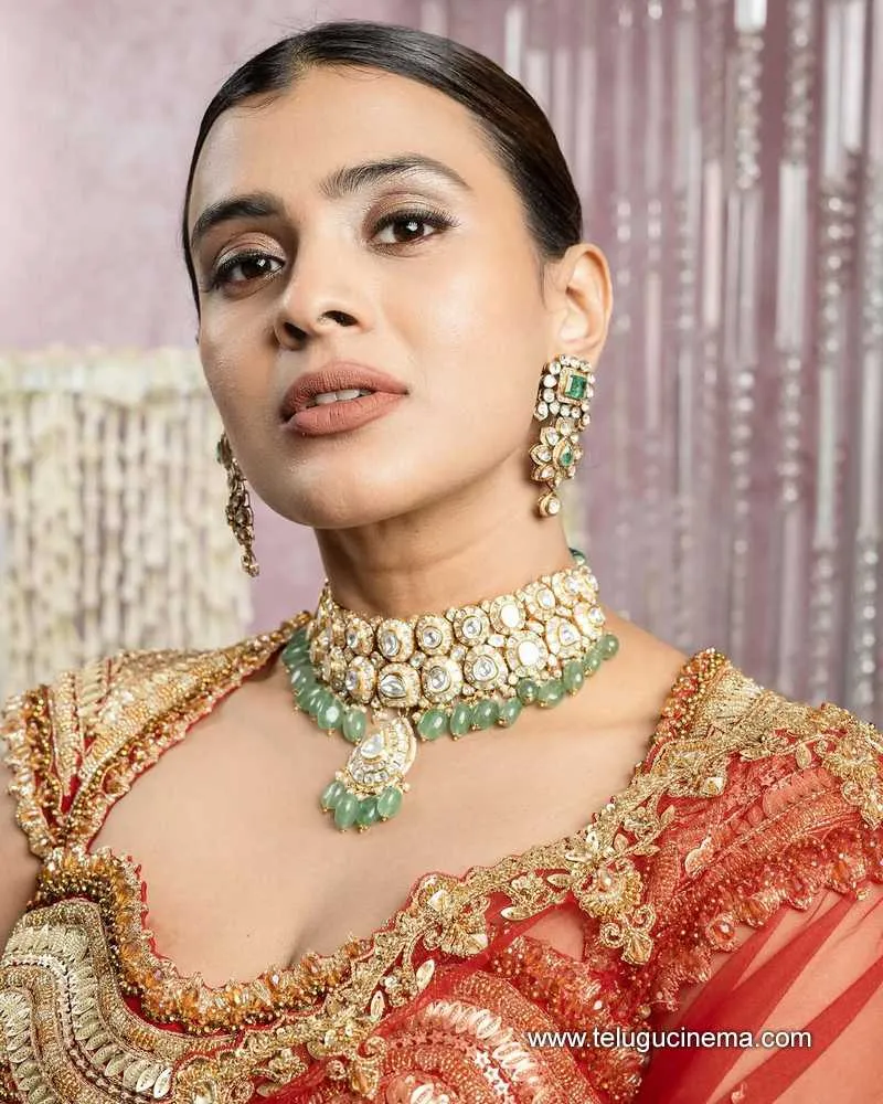Hebah Stills 16042501