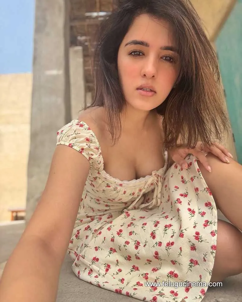 Shirly Stills 24042501