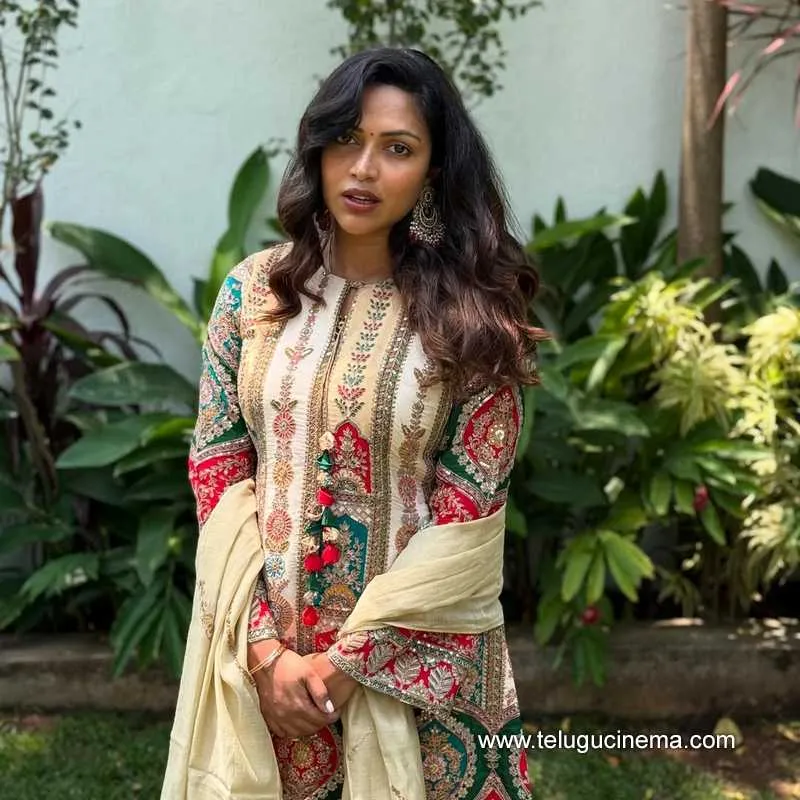 Amala Stills 0100525 01