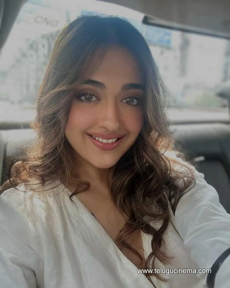 Gayatri Stills 130525 01