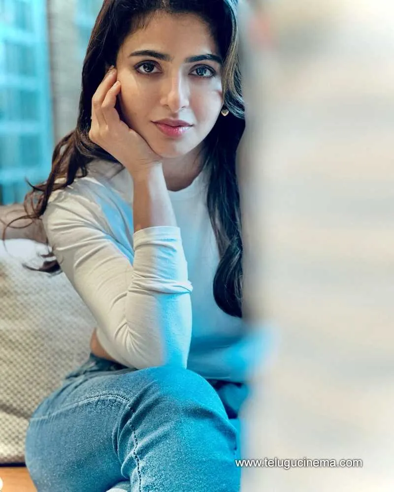 Iswarya Stills 150525 01