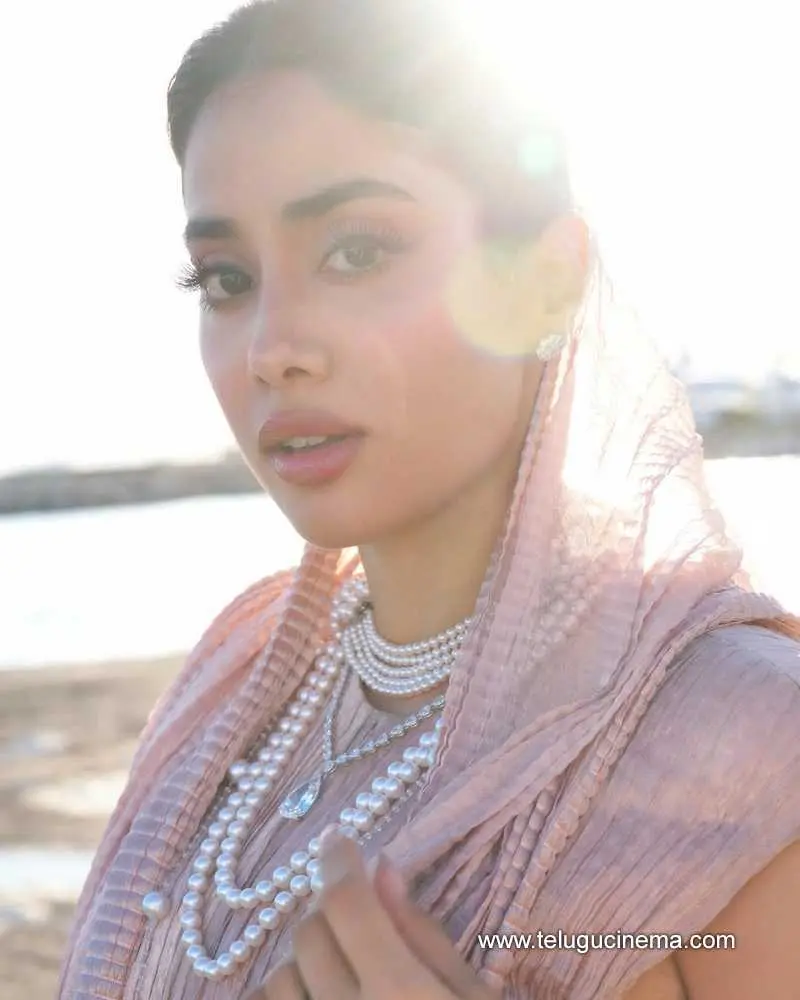 Janhvi Stills 200525 01