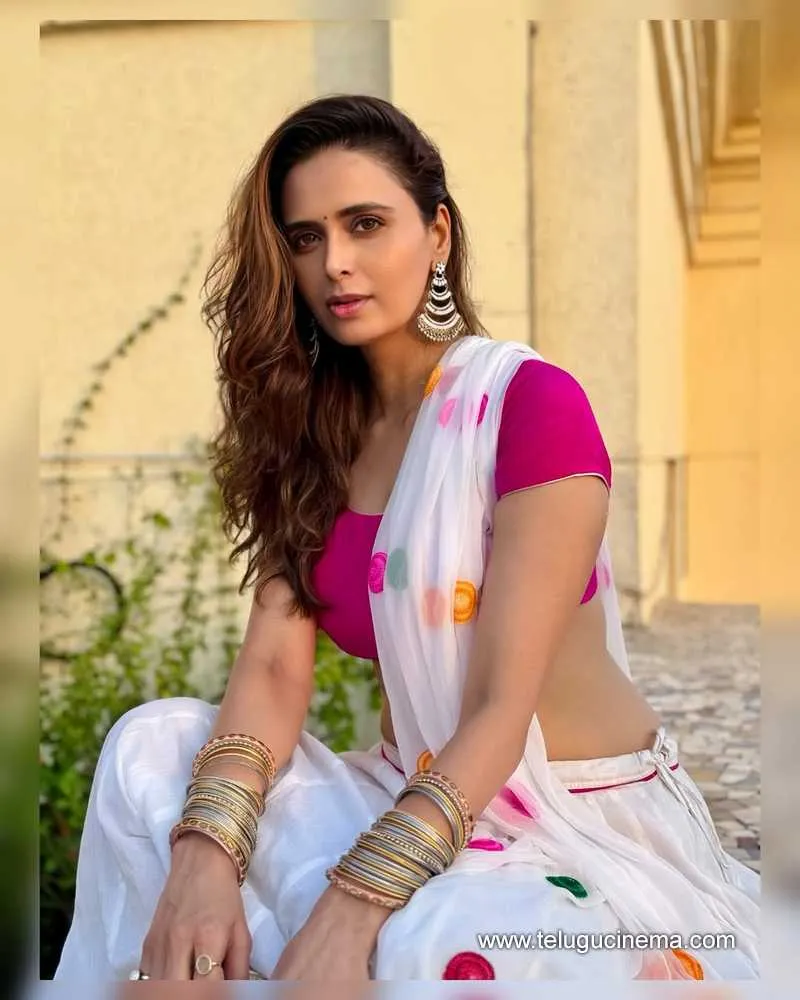 Meenakshi Stills 190525 01