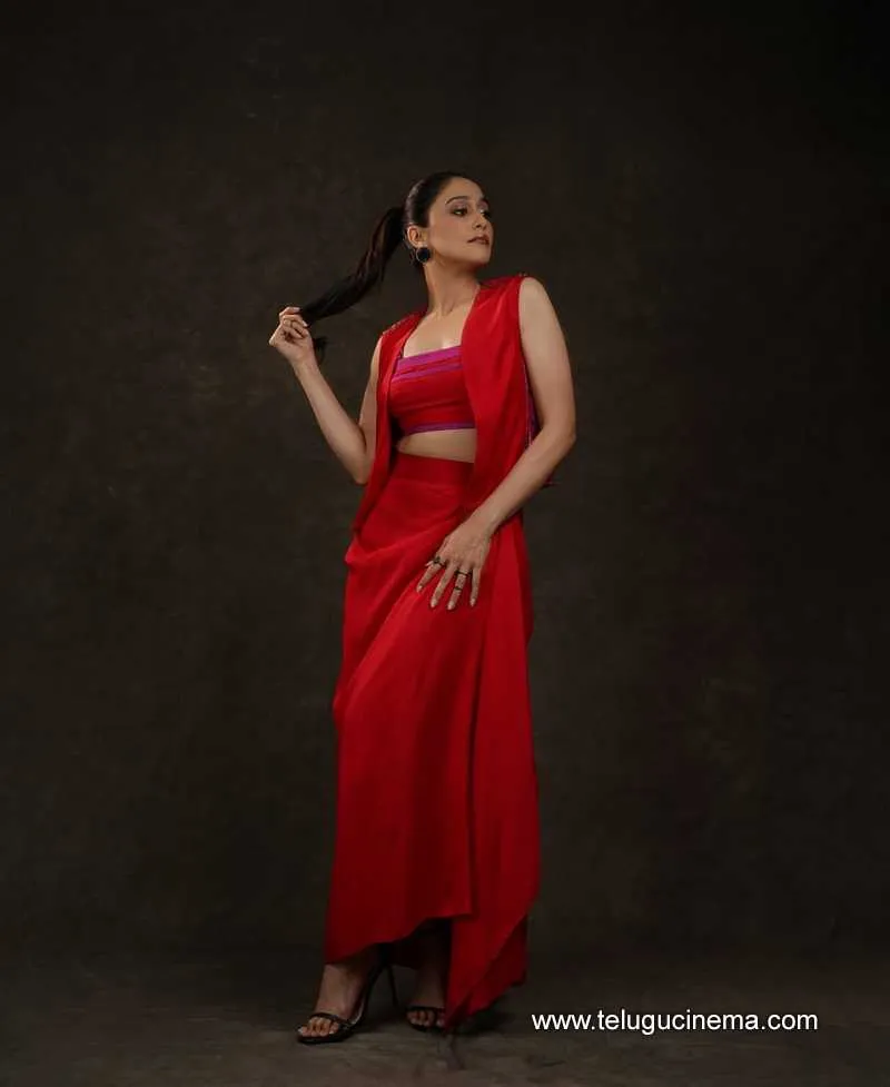 Regina Stills 090525 01