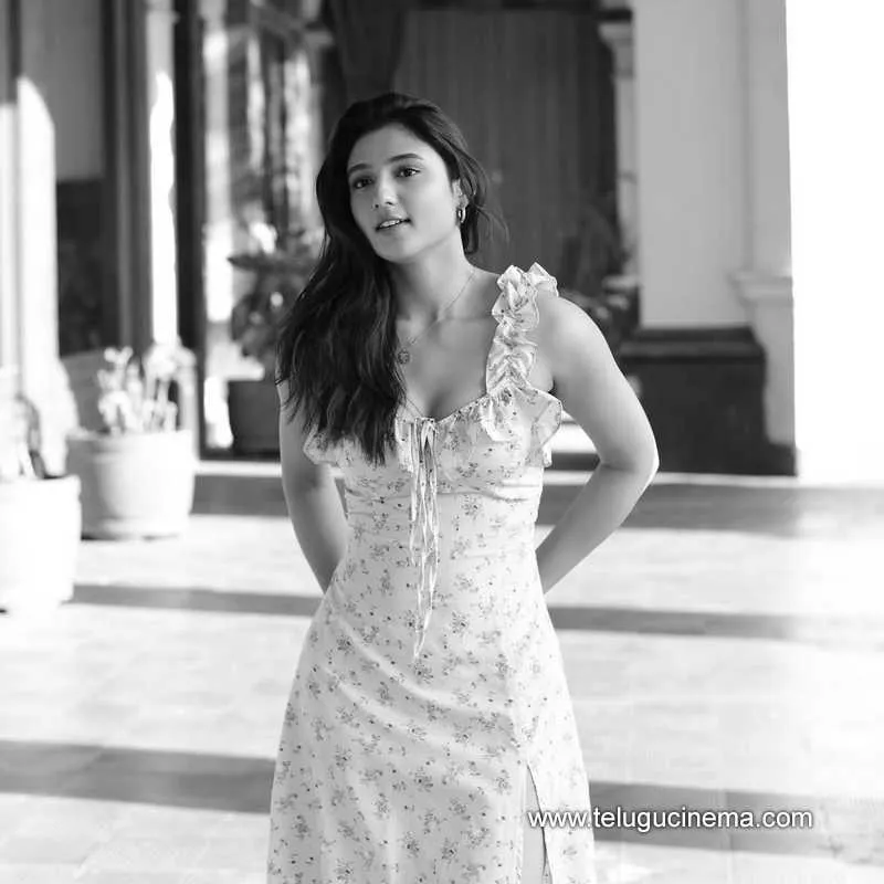 Ritika Stills 140525 01