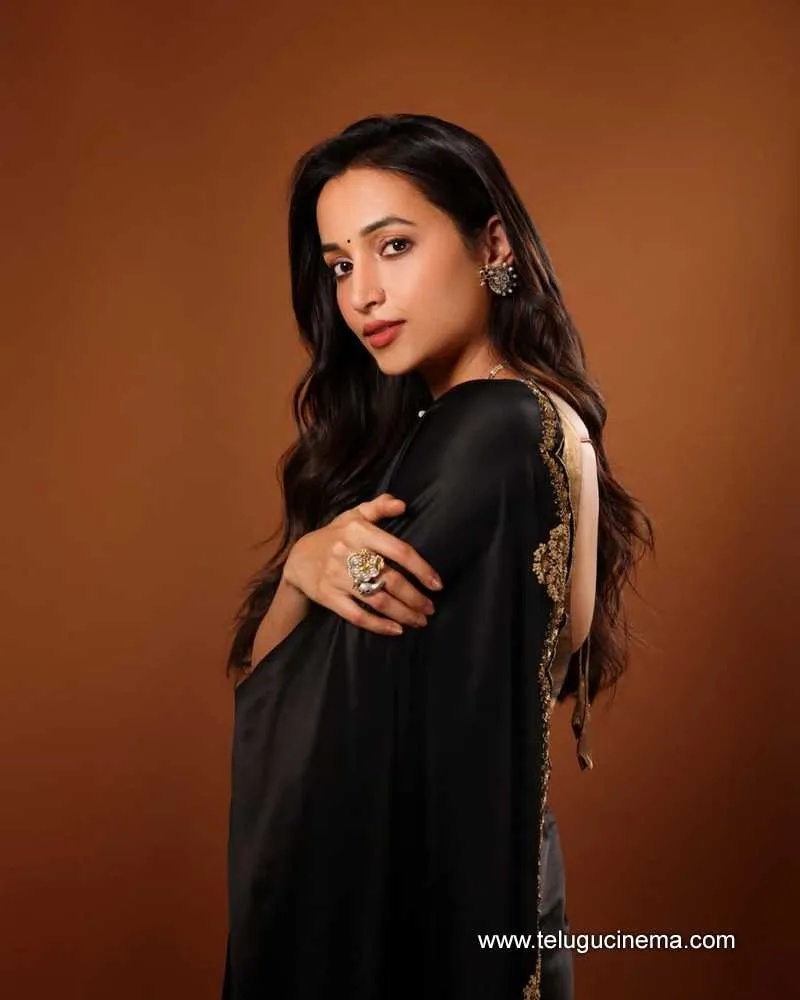 Srinidhi Stills 070525 01