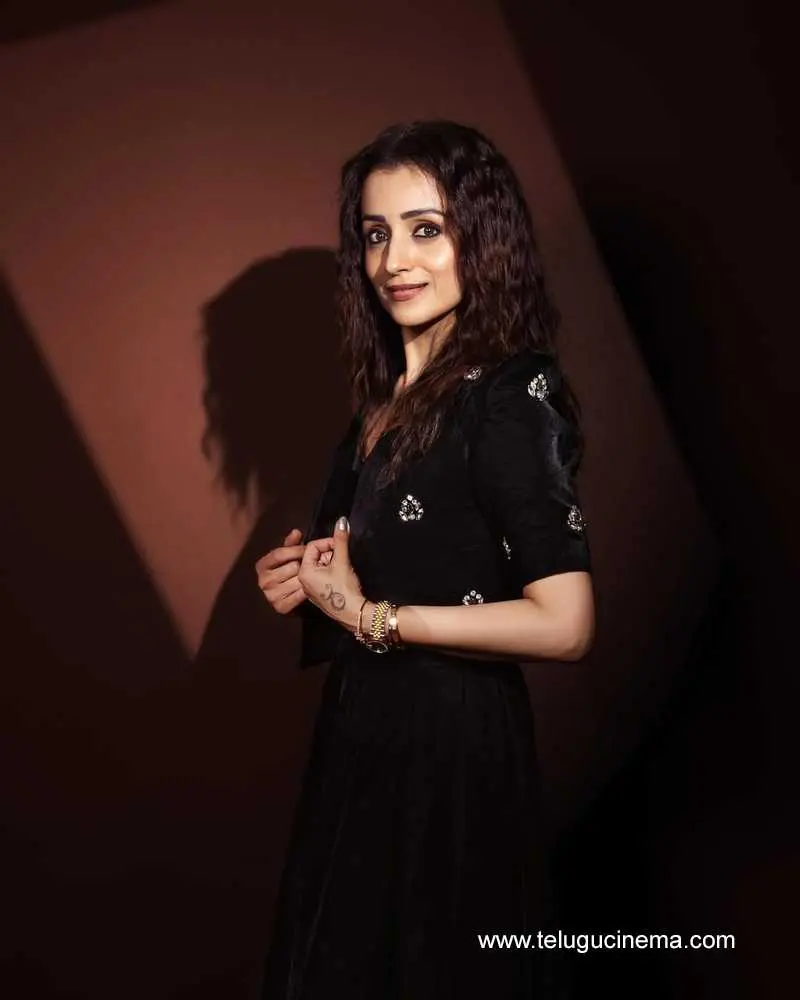 Trisha Stills 220525 01