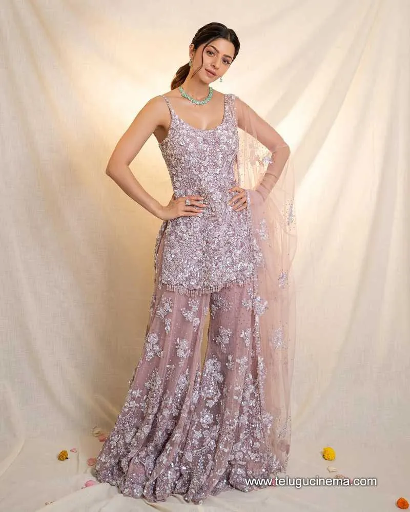 Vedhika Stills 070525 01